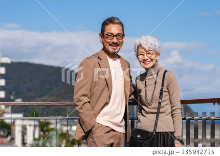 旅行するシニア夫婦 撮影協力:道の駅伊東マリンタウン 旅行するシニア夫婦 撮影協力:道の駅伊東マリンタウン 135932715