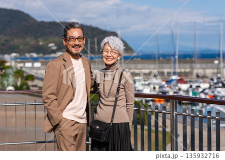 旅行するシニア夫婦 撮影協力:道の駅伊東マリンタウン 旅行するシニア夫婦 撮影協力:道の駅伊東マリンタウン 135932716