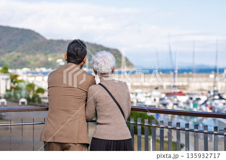 旅行するシニア夫婦 撮影協力:道の駅伊東マリンタウン 旅行するシニア夫婦 撮影協力:道の駅伊東マリンタウン 135932717