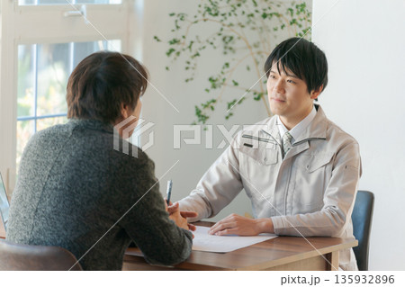 打ち合わせをする男性 135932896