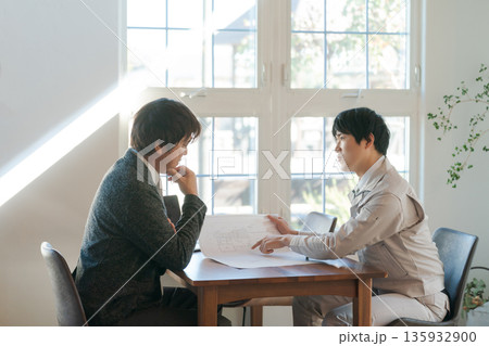 打ち合わせをする男性 打ち合わせをする男性 135932900