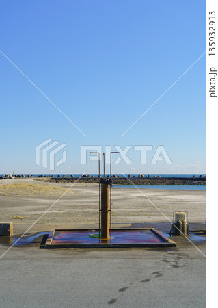 【千葉県長生郡】一宮海岸に設置されたシャワー設備 【千葉県長生郡】一宮海岸に設置されたシャワー設備 135932913