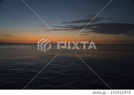 牡蠣の養殖場に昇る朝日（宮城県） 135932978