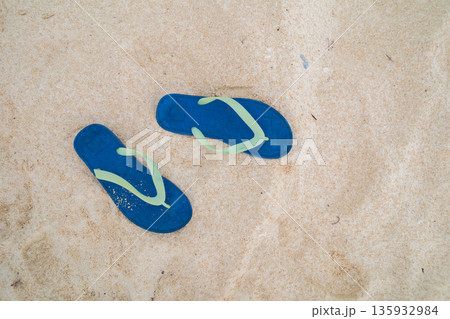 砂浜に置かれたビーチサンダル 砂浜に置かれたビーチサンダル 135932984