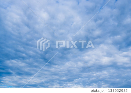 秋の空　曇りの日01 135932985