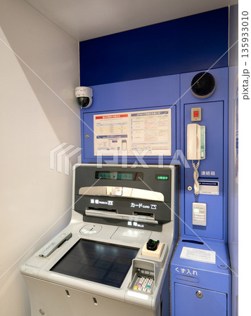 駅構内に設置された現金自動預け払い機 駅構内に設置された現金自動預け払い機 135933010