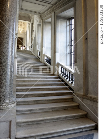 石造階段 ヨーロッパ・イタリア建築内部の階段風景 広告・Web・記事用写真、奥行きあるヨーロッパ空間 石造階段 ヨーロッパ・イタリア建築内部の階段風景 広告・Web・記事用写真、奥行きあるヨーロッパ空間 135933239