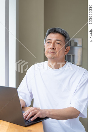 パソコンを使うシニアの男性 135933350