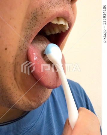 舌磨きをする男性 舌磨きをする男性 135934186