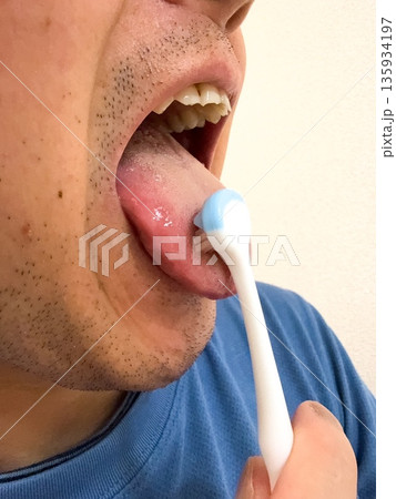 舌磨きをする男性 舌磨きをする男性 135934197