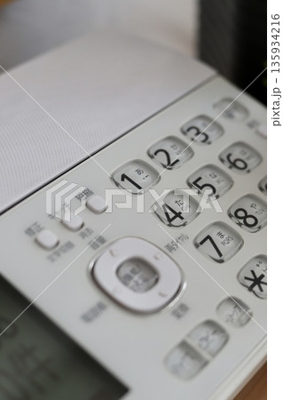 古くて汚れているFAX付きの固定電話　プッシュボタン式電話機 135934216