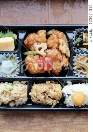 テイクアウトの鶏の甘酢あんと3種類のおこわ弁当　和食弁当 135934314