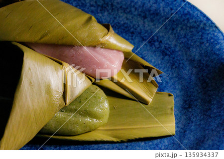 月桃の葉に包まれた沖縄の伝統菓子「むーちー」｜郷土料理のおもち 135934337
