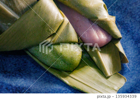 月桃の葉に包まれた沖縄の伝統菓子「むーちー」｜郷土料理のおもち 135934339