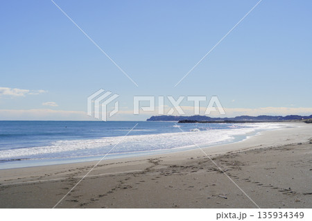 【千葉県長生郡】九十九里浜・一宮海岸から太東方面を望む風景 135934349