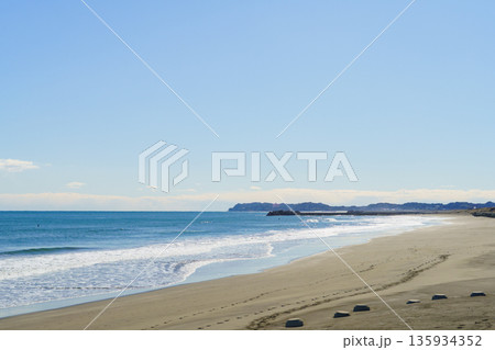 【千葉県長生郡】九十九里浜・一宮海岸から太東方面を望む風景 【千葉県長生郡】九十九里浜・一宮海岸から太東方面を望む風景 135934352