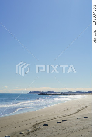 【千葉県長生郡】九十九里浜・一宮海岸から太東方面を望む風景 135934353