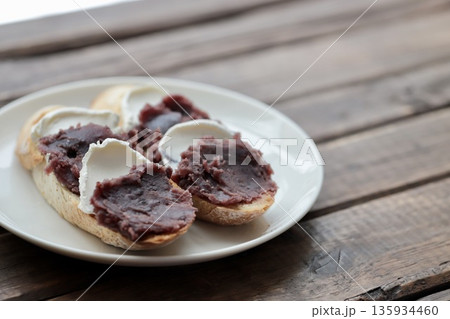 全粒粉のリュスティックで作った餡子クリームチーズのオープンサンド 全粒粉のリュスティックで作った餡子クリームチーズのオープンサンド 135934460