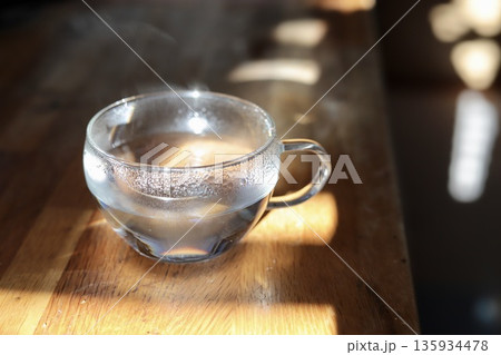 朝一番で飲むためのティーカップに淹れた白湯 135934478