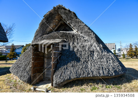 復元された竪穴式住居 登呂遺跡 復元された竪穴式住居 登呂遺跡 135934508