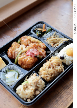 テイクアウトの鶏の甘酢あんと3種類のおこわ弁当　和食弁当 135934555