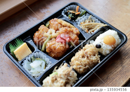 テイクアウトの鶏の甘酢あんと3種類のおこわ弁当　和食弁当 135934556