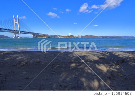 岩黒島 黒浜海岸と瀬戸大橋（瀬戸内海 塩飽諸島） 135934608