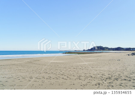 【千葉県】九十九里浜・釣ヶ崎海岸から太東方面を望む風景 135934655
