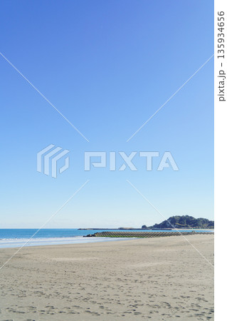 【千葉県】九十九里浜・釣ヶ崎海岸から太東方面を望む風景 【千葉県】九十九里浜・釣ヶ崎海岸から太東方面を望む風景 135934656