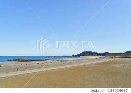 【千葉県】九十九里浜・釣ヶ崎海岸から太東方面を望む風景 135934657