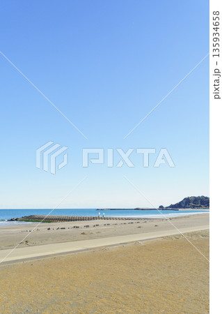 【千葉県】九十九里浜・釣ヶ崎海岸から太東方面を望む風景 【千葉県】九十九里浜・釣ヶ崎海岸から太東方面を望む風景 135934658