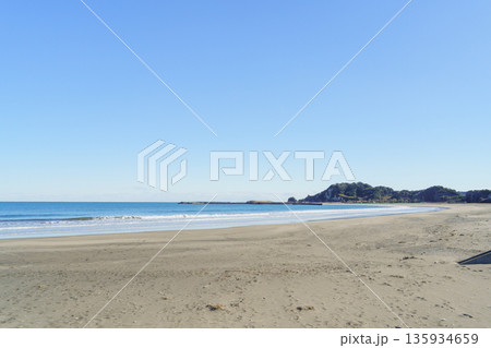 【千葉県】九十九里浜・釣ヶ崎海岸から太東方面を望む風景 【千葉県】九十九里浜・釣ヶ崎海岸から太東方面を望む風景 135934659