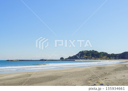 【千葉県】九十九里浜・釣ヶ崎海岸から太東方面を望む風景 【千葉県】九十九里浜・釣ヶ崎海岸から太東方面を望む風景 135934661
