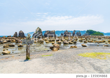 夏の和歌山県串本町　名勝　橋杭岩 135934868