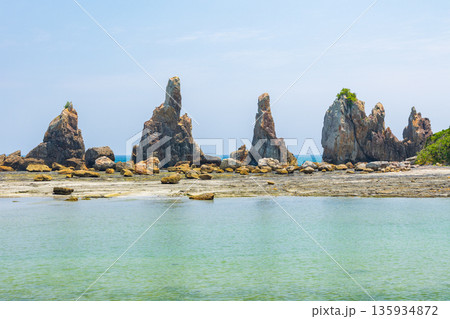 夏の和歌山県串本町　名勝　橋杭岩 135934872