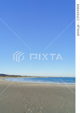 【千葉県】九十九里浜・太東海水浴場から一宮海岸方面を望む風景 【千葉県】九十九里浜・太東海水浴場から一宮海岸方面を望む風景 135934908