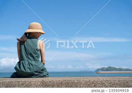 海辺を歩く女性 海辺を歩く女性 135934919