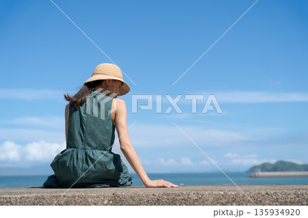 海辺に座る女性 海辺に座る女性 135934920