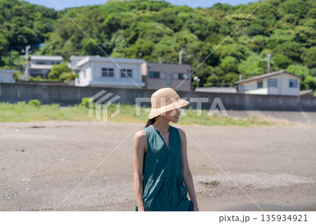 海辺を歩く女性 135934921