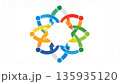 様々な人たちが手を取り合って結束する様子のイメージ・ロゴ 135935120