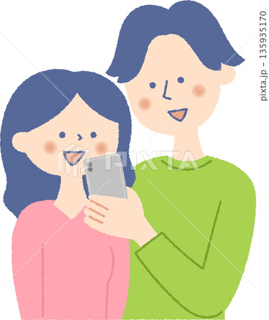 一緒にスマホを見る男女 135935170