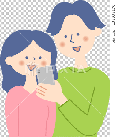 一緒にスマホを見る男女 135935170