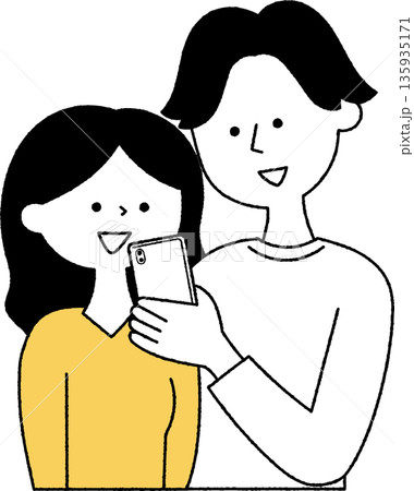 一緒にスマホを見る男女単色 135935171