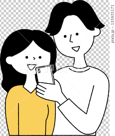 一緒にスマホを見る男女単色 135935171