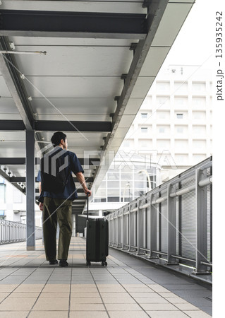 駅構内を歩く旅行者 ■撮影協力:関西国際空港(KIX) 駅構内を歩く旅行者 ■撮影協力:関西国際空港(KIX) 135935242