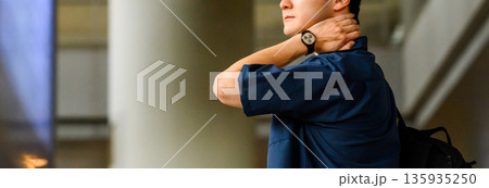 男性が首を回す ■撮影協力：関西国際空港（KIX） 135935250