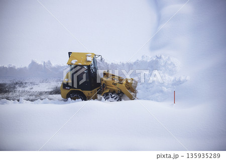 雪に覆われた駐車場を除雪する除雪車両 雪に覆われた駐車場を除雪する除雪車両 135935289
