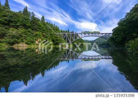 水面に映る只見線第一橋梁と青雲 135935306