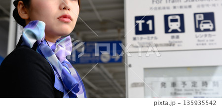 空港係員と案内表示 ■撮影協力:関西国際空港(KIX) 空港係員と案内表示 ■撮影協力:関西国際空港(KIX) 135935542