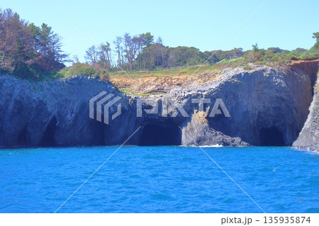 波涛の侵食作用でできた七ツ釜(佐賀県 唐津市 ) 波涛の侵食作用でできた七ツ釜(佐賀県 唐津市 ) 135935874
